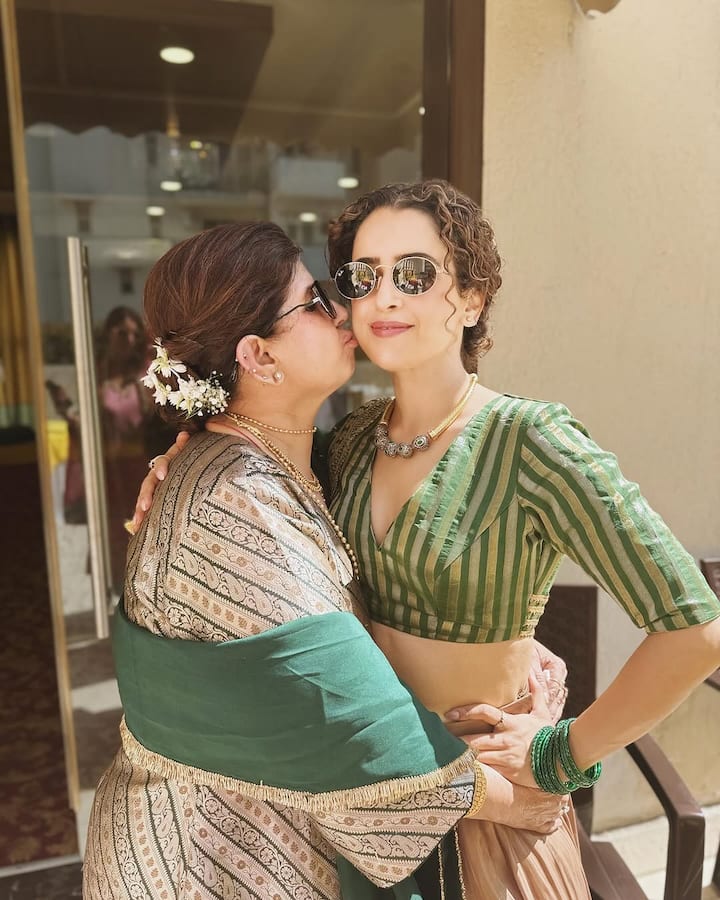 सान्या का ये अवतार फैंस को बहुत पसंद आ रहा है. वो उनकी फोटोज पर फैंस ढेर सारे कमेंट कर रहे हैं. सान्या ने फोटोज शेयर करते हुए लिखा- शादी का थ्रोबैक.