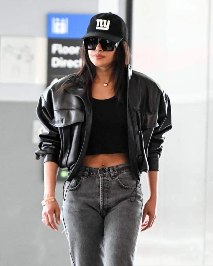 The pictures of her airport look were shared by a fan page on Instagram.
