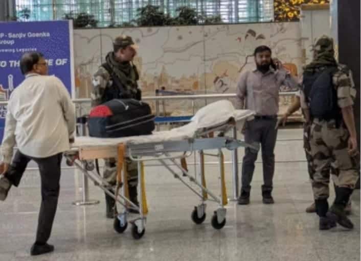 दिल्ली से लखनऊ आ रहे शख्स की फ्लाइट में मौत! सीट बेल्ट नहीं खुली तो क्रू मेंबर...