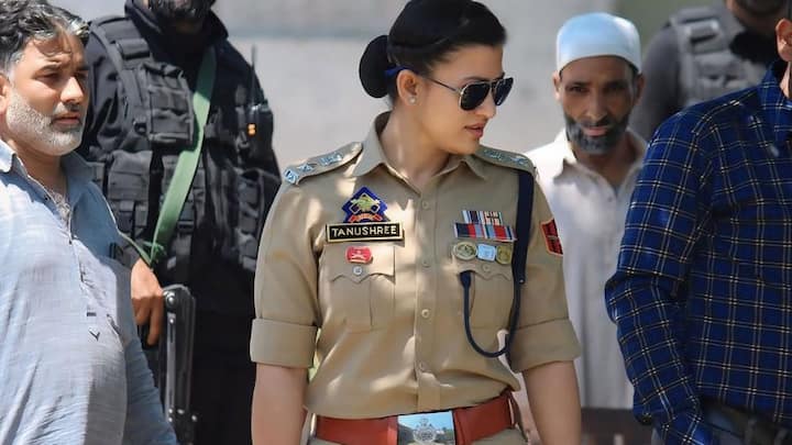 তিনি এর মধ্যেই জম্মু ও কাশ্মীরের শোপিয়ানে সিনিয়র সুপারিনটেন্ডেন্ট অফ পুলিশের পদে কর্মরত ছিলেন। এখন তিনি কাশ্মীরের স্টেট ইনভেস্টিগেশন এজেন্সিতে নিযুক্ত রয়েছেন।
