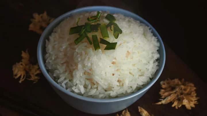 ভাতে কার্বোহাইড্রেট থাকায় এনার্জি বাড়ে শরীরে। তবে রাতে এই পুষ্টি উপাদান যুক্ত খাবার খেলে অবাঞ্চিত ফ্যাট জমে শরীরে। ঘুমের সময় মেটাবলিজ়ম কমে যায়। সব মিলিয়ে ওজন বৃদ্ধি হতে থাকে।