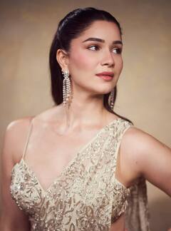 साड़ी या लहंगे के ब्लाउज के डिजाइन को लेकर हैं कंफ्यूज, सारा तेंदुलकर के कलेक्शन को करें कॉपी, खूब मिलेगी तारीफ