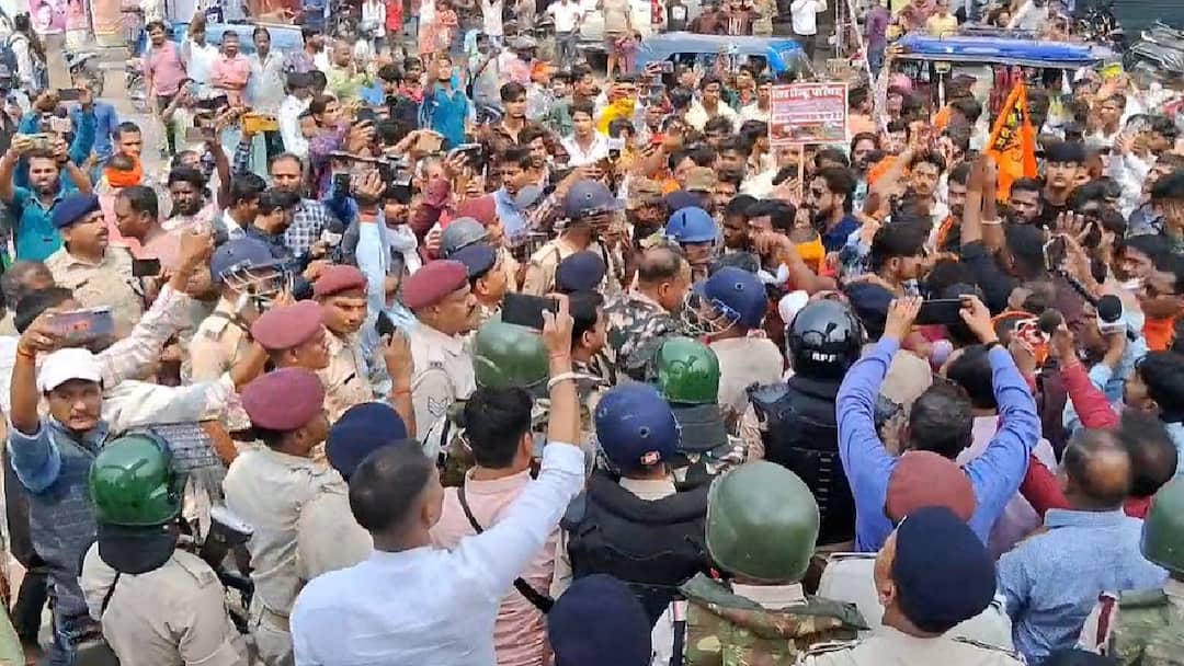 बजरंगबली और शिव मंदिर को तोड़े जाने के विरोध में बंद रहा मुजफ्फरपुर, सड़कों पर उतरा हिंदूवादी संगठन Muzaffarpur Band due to Demolition of Bajrang Bali and Shiva temple Hindu organizations protested ann बजरंगबली और शिव मंदिर को तोड़े जाने के विरोध में बंद रहा मुजफ्फरपुर, सड़कों पर उतरा हिंदूवादी संगठन