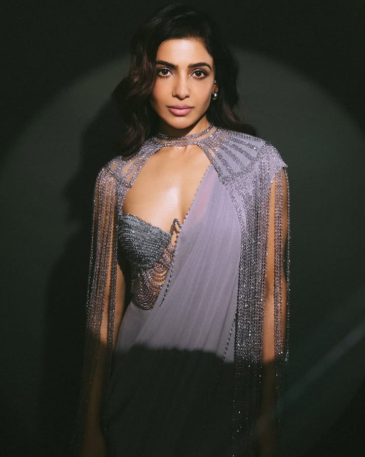 బ్లౌజ్ మీద టర్టెల్ నెక్ డిజైన్ కోట్ వేయడం వల్ల సమంత డ్రెస్సుకు కొత్త లుక్ వచ్చింది. (Image Courtesy: samantharuthprabhuoffl / Instagram)