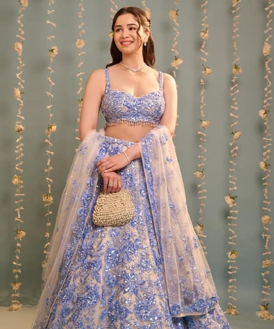 सारा का ये ब्लू कलर के लहंगे के साथ स्ट्रेप वाला ब्लाउज भी हैवी एम्ब्राइडरी वर्क वाला है. आप भी इसे अपने लहंगे के लिए कॉपी कर सकती हैं.