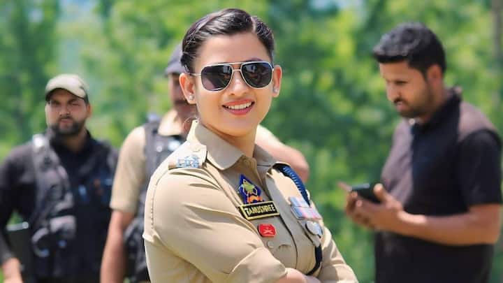 বিয়ের পরেও স্বপ্নপূরণের জন্য সফল আইপিএস হন তনুশ্রী। তার কঠোর পরিশ্রম আর অদম্য জেদের কারণেই এসেছে কাঙ্ক্ষিত সাফল্য।