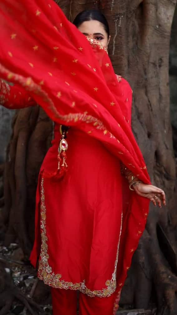 दो कपड़ों में जम्मू पहुंची एक्ट्रेस, नंगे पैर किया ये काम