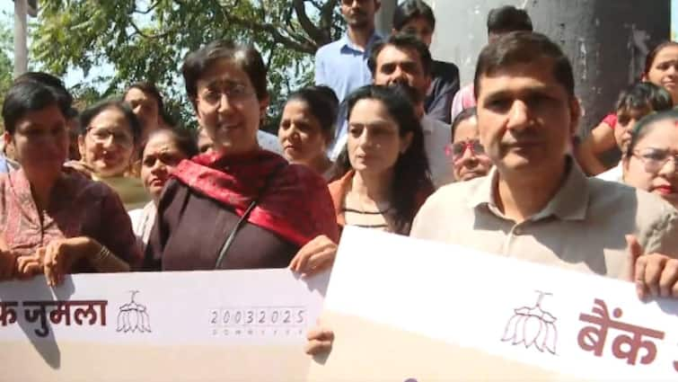 AAP Distributes 'Bank Of Jumla' Cheques Slamming Rekha Gupta Over Mahila Samriddhi Yojana