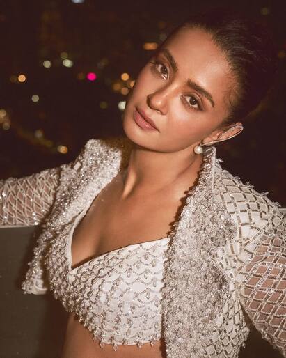 સુરવીન ચાવલા (Surveen Chawla) પંજાબી ઇન્ડસ્ટ્રીની જાણીતી એક્ટ્રેસ છે. એક્ટિંગની સાથે સાથે તે પોતાની સ્ટાઇલ સ્ટેટમેન્ટના કારણે પણ ચર્ચામાં રહે છે.