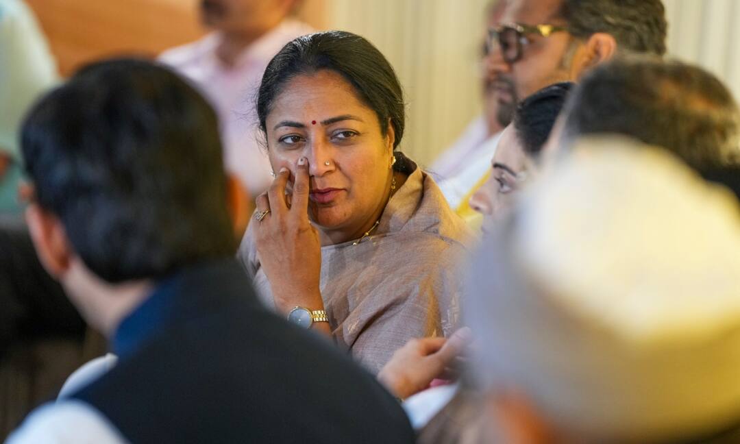 दिल्ली में सांसदों और विधायकों के फोन का अधिकारियों को देना होगा तुरंत जवाब, नहीं तो होगी ये कार्रवाई Delhi Officers Will have respond immediately to calls from MPs and MLAs otherwise disciplinary action दिल्ली में सांसदों और विधायकों के फोन का अधिकारियों को देना होगा तुरंत जवाब, नहीं तो होगी ये कार्रवाई