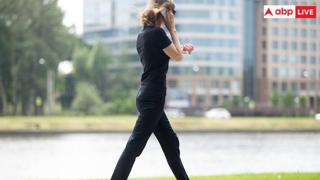 reverse walking exercise can strengthen your knees sharpen your brain रिवर्स वॉकिंग क्या है? हेल्थ एक्सपर्ट ने बताया दिमाग और घुटने के लिए होता है फायदेमंद