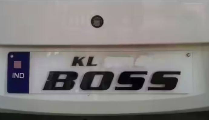 ਬਹੁਤ ਸਾਰੇ ਲੋਕ ਆਪਣੀਆਂ ਨੰਬਰ ਪਲੇਟਾਂ ਨੂੰ ਸਟਾਈਲਿਸ਼ ਰੱਖਣ ਦੇ ਸ਼ੌਕੀਨ ਹੁੰਦੇ ਹਨ। ਇਸੇ ਲਈ ਉਹ ਆਪਣੀ ਨੰਬਰ ਪਲੇਟ ਬਦਲਦਾ ਹੈ। ਪਰ ਤੁਹਾਨੂੰ ਦੱਸ ਦੇਈਏ ਕਿ ਨੰਬਰ ਪਲੇਟ ਟ੍ਰੈਫਿਕ ਨਿਯਮਾਂ ਦੇ ਅਨੁਸਾਰ ਹੋਣੀ ਚਾਹੀਦੀ ਹੈ। ਜੇਕਰ ਇਸਦਾ ਫਾਰਮੈਟ ਗਲਤ ਹੈ ਤਾਂ ਇਸ 'ਤੇ ਚਲਾਨ ਜਾਰੀ ਕੀਤਾ ਜਾਂਦਾ ਹੈ।