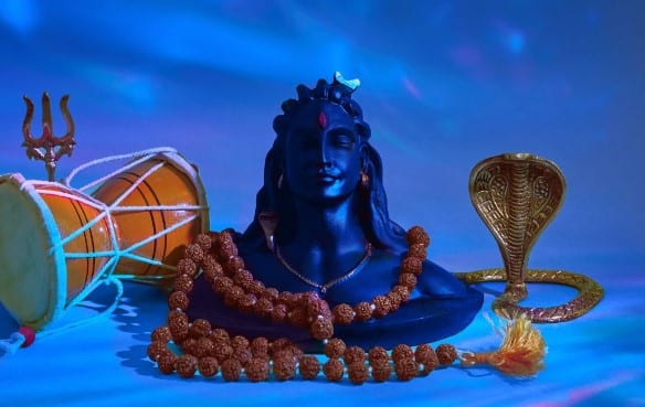 હવે ખાંડ, દહીં, દૂધ અને ઘી સહિતની વસ્તુઓથી અભિષેક કરો. આ દરમિયાન ભગવાનના મંત્રોનો જાપ કરો. છેલ્લે ગંગા જળથી અભિષેક કરો. ભગવાન શિવને ચંદનનો ત્રિપુંડ ચઢાવો. ફૂલની માળા અને બિલીપત્રના પાન અર્પણ કરો.