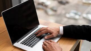 इन बातों का नहीं रखा ध्यान तो Laptop दे सकता है धोखा! लंबा चलाने के लिए इन टिप्स को करें फॉलो