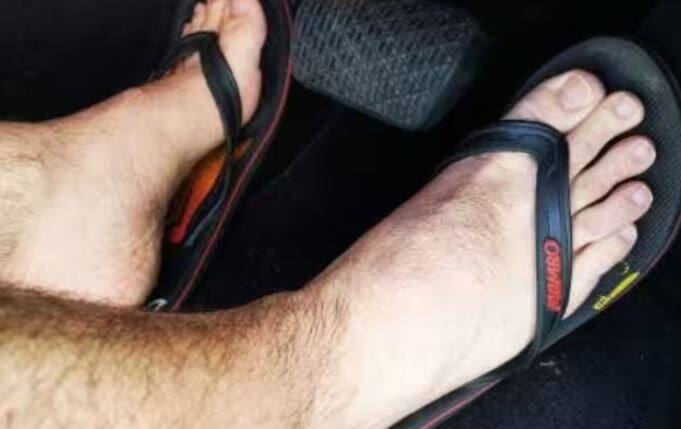 ਚੱਪਲਾਂ ਜਾਂ ਚੱਪਲਾਂ ਪਾ ਕੇ ਕਾਰ ਚਲਾਉਣਾ ਮੋਟਰ ਵਹੀਕਲ ਐਕਟ 2019 ਦੀ ਉਲੰਘਣਾ ਹੈ। ਅਜਿਹੇ ਮਾਮਲਿਆਂ ਵਿੱਚ, ਮੋਟਰ ਵਾਹਨ ਐਕਟ 2019 ਦੀ ਧਾਰਾ 184 ਦੇ ਤਹਿਤ 500 ਰੁਪਏ ਤੋਂ 2000 ਰੁਪਏ ਤੱਕ ਦਾ ਜੁਰਮਾਨਾ ਲਗਾਇਆ ਜਾ ਸਕਦਾ ਹੈ।