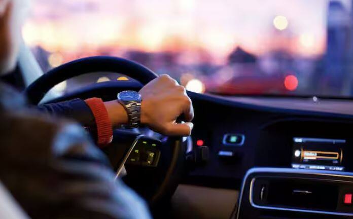 ਬਹੁਤ ਸਾਰੇ ਲੋਕ ਹਰ ਰੋਜ਼ ਸੜਕਾਂ 'ਤੇ ਕਾਰਾਂ ਚਲਾਉਂਦੇ ਹਨ। ਕੁਝ ਲੋਕ ਦਫ਼ਤਰ ਜਾਣ ਲਈ ਕਾਰਾਂ ਚਲਾਉਂਦੇ ਹਨ, ਕੁਝ ਘੁੰਮਣ ਲਈ, ਕੁਝ ਆਪਣੇ ਬੱਚਿਆਂ ਨੂੰ ਸਕੂਲ ਛੱਡਣ ਲਈ ਅਤੇ ਇਸੇ ਤਰ੍ਹਾਂ, ਲੋਕ ਵੱਖ-ਵੱਖ ਉਦੇਸ਼ਾਂ ਲਈ ਕਾਰਾਂ ਚਲਾਉਂਦੇ ਹਨ ਪਰ ਕਈ ਵਾਰ, ਜਲਦੀ ਵਿੱਚ, ਲੋਕ ਚੱਪਲਾਂ ਪਾ ਕੇ ਵੀ ਗੱਡੀ ਚਲਾਉਂਦੇ ਹਨ।