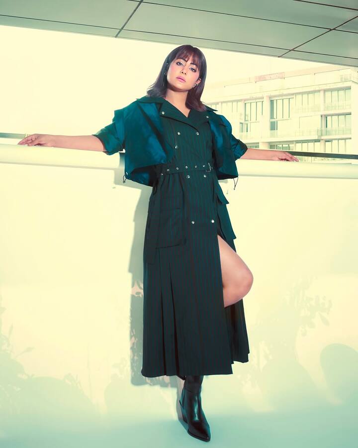 कुछ तस्वीरों में हिना खान कातिल अदाओं के साथ अपने टोन्ड लेग्स फ्लॉन्ट करती हुई भी दिखाई दी. उनका ये अंदाज फैंस खूब पसंद कर रहे हैं.