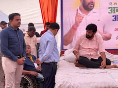 अन्नत्याग आंदोलनात बच्चू कडूंची तब्येत बिघडली, बीपी वाढला, शुगर डाऊन झाली, पहा Photos