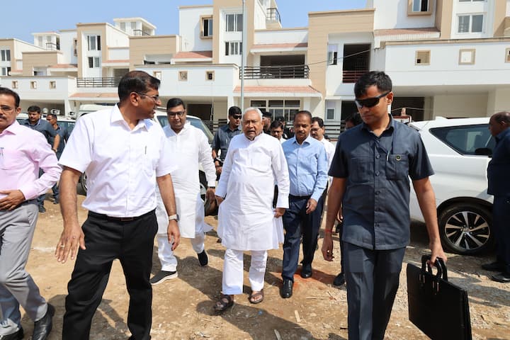 बचे हुए 188 फ्लैटों का निर्माण दो महीने में पूर्ण कर लिया जाएगा. उन्होंने कैंटीन, कम्युनिटी हॉल, गेस्ट हाउस के निर्माण कार्य के संबंध में भी मुख्यमंत्री को जानकारी दी.