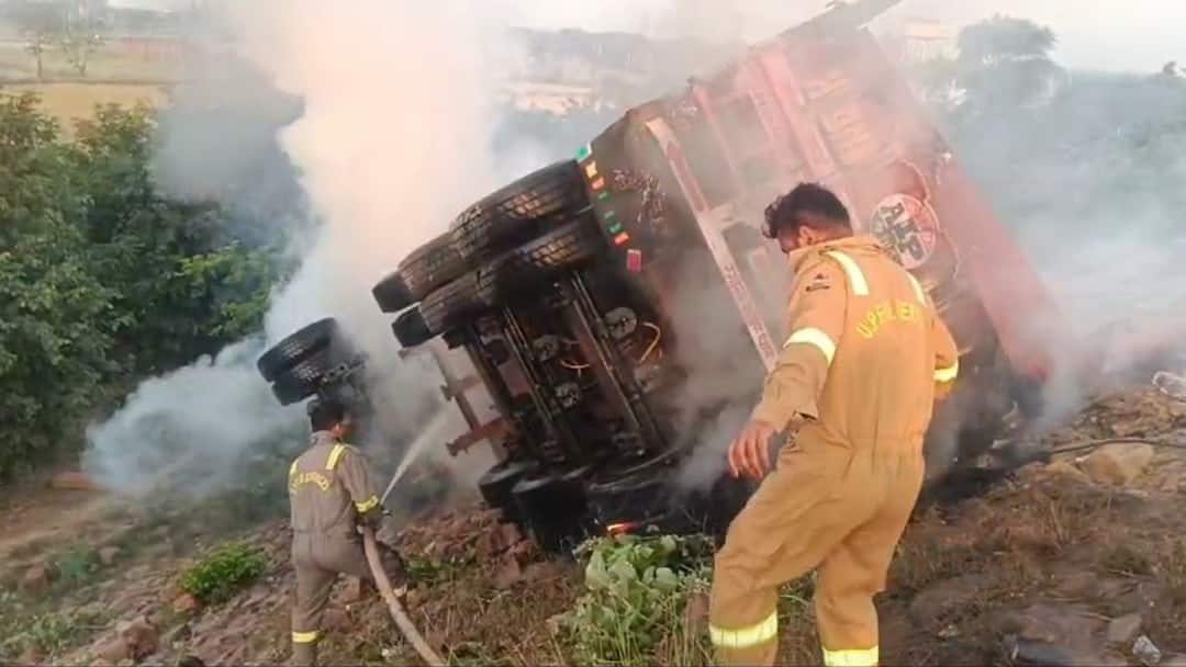 आगरा लखनऊ एक्सप्रेसवे पर सामान से लदा ट्रक अनियंत्रित होकर पलटा, शॉर्ट सर्किट से लगी आग Agra Lucknow Expressway truck loaded with food grains overturned fire started due to short circuit ANN आगरा लखनऊ एक्सप्रेसवे पर सामान से लदा ट्रक अनियंत्रित होकर पलटा, शॉर्ट सर्किट से लगी आग