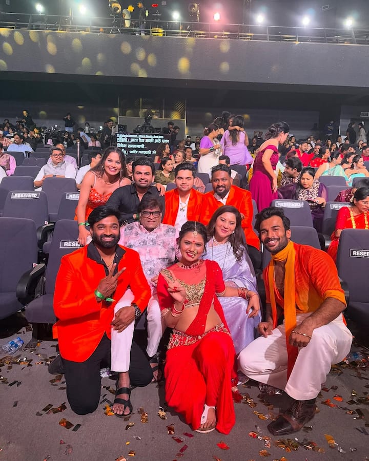 अशोक सराफ व त्यांची पत्नी आणि गौतमी पाटील यांच्या फोटोमध्ये गौतमी एक वेगळ्याच पोझ दिली.