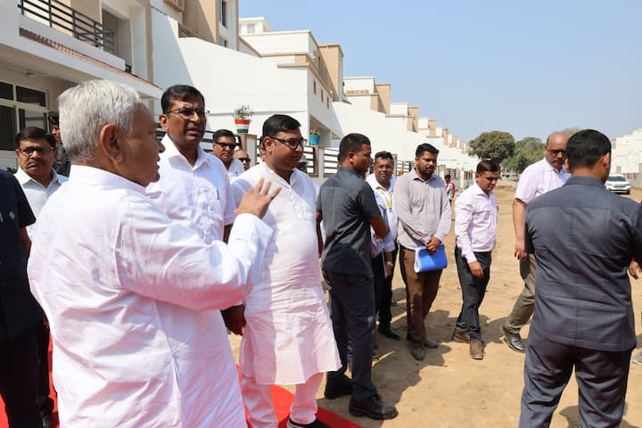 बचे हुए 188 फ्लैटों का निर्माण दो महीने में पूर्ण कर लिया जाएगा. उन्होंने कैंटीन, कम्युनिटी हॉल, गेस्ट हाउस के निर्माण कार्य के संबंध में भी मुख्यमंत्री को जानकारी दी.