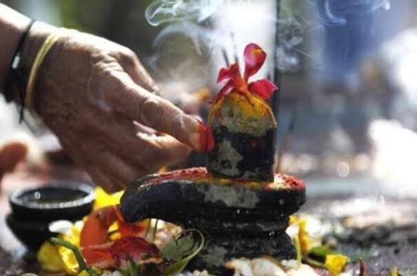 તમે પણ મહાદેવની કૃપા મેળવવા ઈચ્છો છો તો સોમવારે પૂજા દરમિયાન ભગવાન શિવનો વિધિપૂર્વક અભિષેક કરો. તેનાથી ભગવાનની પ્રાપ્તિ થશે અને જીવનમાં ખુશીઓ આવશે.