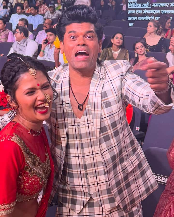 गौतमी पाटीलच्या लावणीने महाराष्ट्रात मोठी लोकप्रियता मिळवली आहे. तिच्या लावणीचे अनेकजण कौतुक करतात.