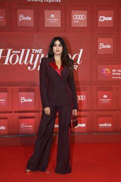 वन शोल्डर ड्रेस पहन इवेंट में पहुंचीं मलाइका अरोड़ा, ब्लेजर-पैंट में दिखा जाह्नवी कपूर का बॉसी लुक, देखें तस्वीरें