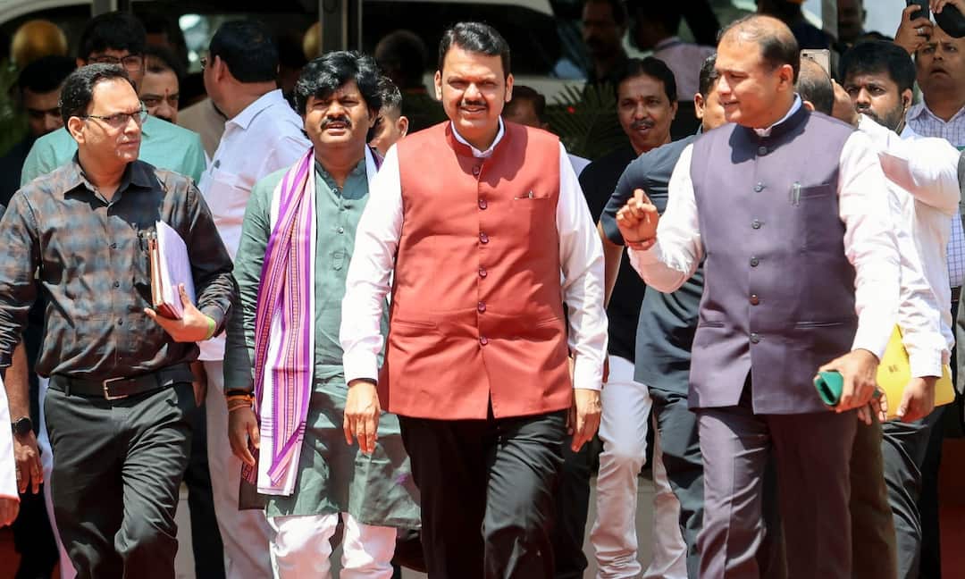 Maharashtra CM Devendra Fadnavis Reached Nagpur for first time after violence Will Meet Police Officers Maharashtra: हिंसा के बाद पहली बार नागपुर पहुंचे CM देवेंद्र फडणवीस, क्या है प्लान?