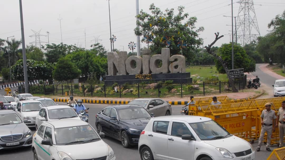 Noida Authority give instructions to not put plant and pots in balcony घर की बालकनी में गमले लगाने पर हो सकती है कार्रवाई, नोएडा प्राधिकरण ने दिए सख्त निर्देश