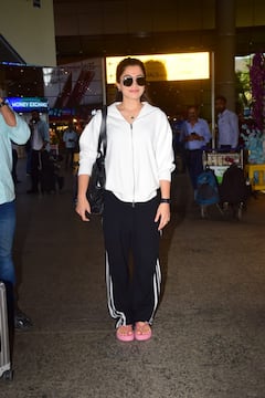 Sikandar की रिलीज से पहले कैजुअल लुक में एयरपोर्ट पर स्पॉट हुईं रश्मिका मंदाना, पैपराजी के लिए ऐसे किया पोज