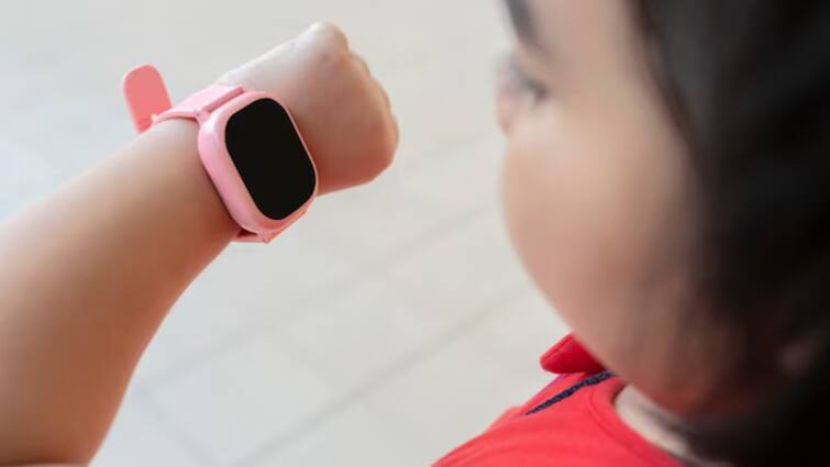 these are must have features in kids smartwatch for tracking and communication बच्चों की Smartwatch में जरूरी हैं ये फीचर्स, कम होगी पैरेंट्स की चिंता, खरीदने से पहले रखें ध्यान