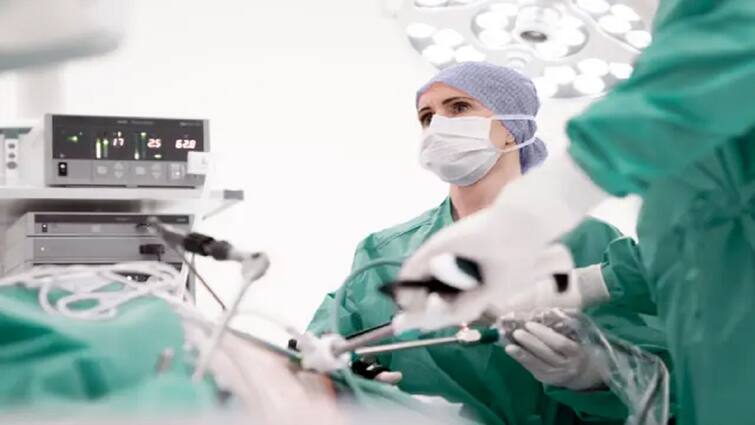 Uttarpradesh news surgery on himself after watching YouTube youth serious in hospital tnn “நானே டாக்டர்...” யூடியூப்தான் ஆசிரியர்: வயிற்றை கிழித்த இளைஞருக்கு அடுத்து நடந்தது என்ன?