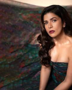 ऑफ शोल्डर गाउन पहनकर कैमरे के सामने इठलाईं निमरत कौर, 42 की उम्र में दिए ऐसे-ऐसे पोज