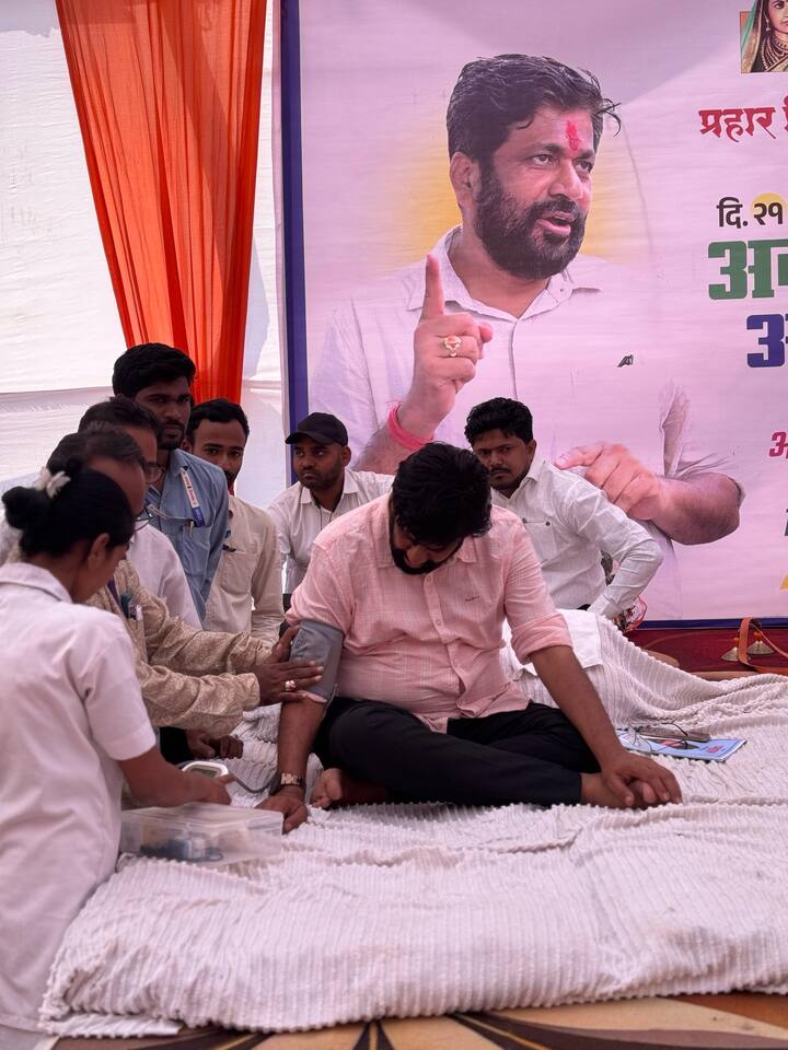 कालपासून अन्नत्याग आंदोलनाला बसलेल्या बच्चू कडू यांची प्रकृती खालावली आहे.