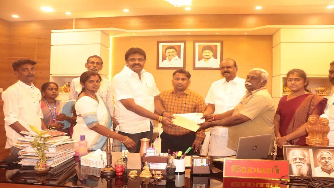 Thanjavur Municipal Corporation started process of delivering birth and death certificates to homes tnn வருது... வருது... வீட்டுக்கே வருது: தஞ்சை மாநகராட்சியின் சிறப்பான செயல் - அப்படி என்ன செஞ்சாங்க?