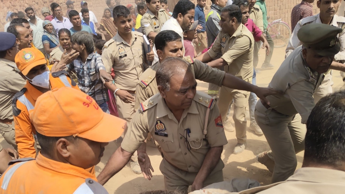 बरेली: ईंट भट्ठा गिरने से बड़ा हादसा, कई मजदूर दबे, रेक्स्यू ऑपरेशन जारी, अधिकारी भी पहुंचे