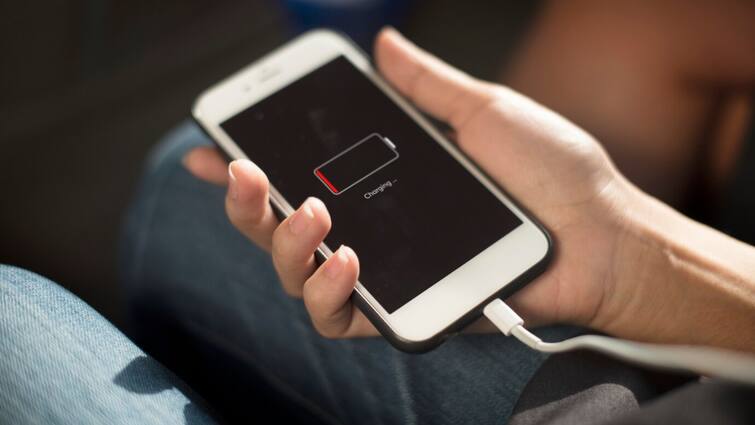 why smartphone battery draining so fast and how to fix it in simple steps जल्दी डिस्चार्ज हो जाती है फोन की बैटरी? ये हो सकते हैं कारण, ऐसे करें ठीक
