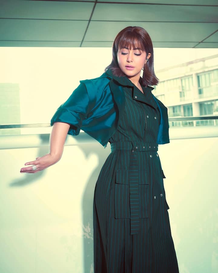 इन तस्वीरों में हिना खान ब्लैक कलर की थाई हाई स्लिट ड्रेस पहने हुए एक से बढ़कर एक पोज दे रही हैं.