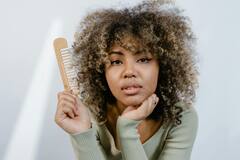 চুল আঁচড়ানোর সময় করা এইসব ভুল রাতারাতি বাড়িয়ে দেবে চুল পড়ার সমস্যা