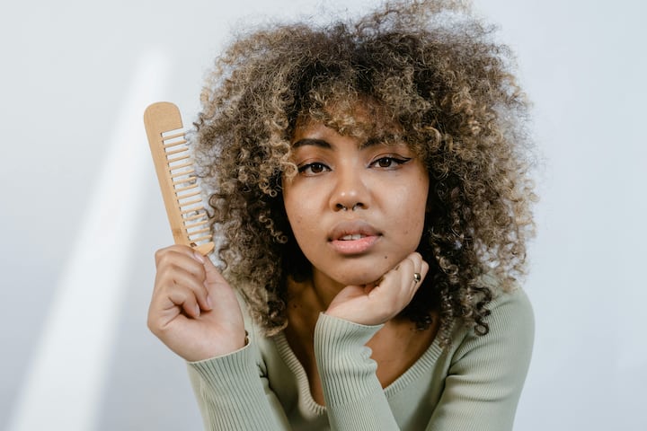 ছবি সূত্র - পিক্সেলস। চুল আঁচড়ানো এবং বাঁধার সময় আমরা অজান্তেই অনেক ভুল করে ফেলি যেগুলি রাতারাতি চুল পড়ার সমস্যা মারাত্মক ভাবে বাড়িয়ে দিতে পারে। তাই সতর্ক থাকা জরুরি।