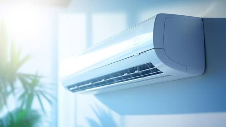 बता दें स्प्लिट एसी को इंस्टॉल करना थोड़ा मशक्कत का काम है. वही विंडो एसी को आसानी से इंस्टॉल किया जा सकता है. स्प्लिट एसी कमरे के अंदर लगा होता है. तो वही विंडो एसी को आप खिड़की पर भी लगा सकते हैं.