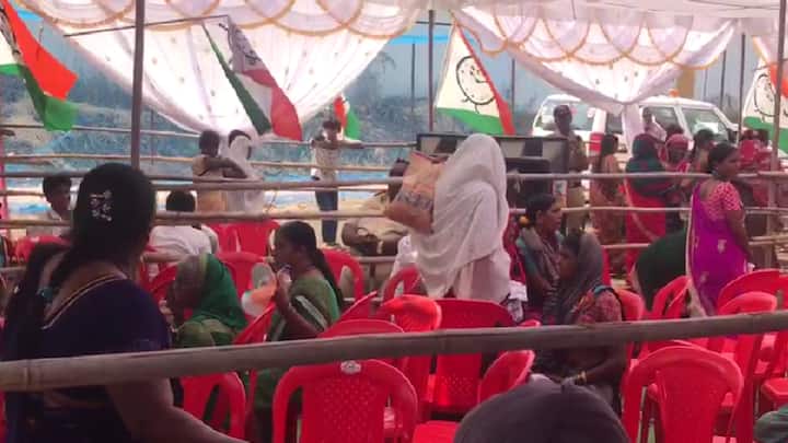 लाडक्या बहिणींना एकवीसशे रुपये देण्यास दादांनी असमर्थता दर्शवल्याने महिला नाराज झाल्या अशी चर्चा कार्यक्रम स्थळी रंगली होती.