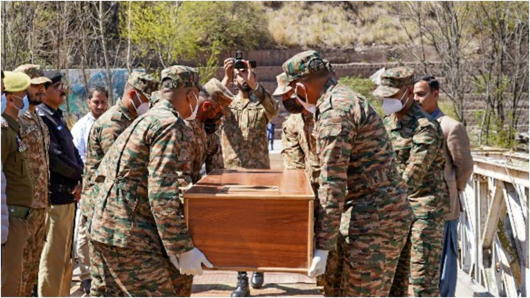 भारत-पाक के बीच 6 साल बाद खुला एक ब्रिज, आखिर क्या थी वजह? जानें jammu kashmir kaman post bridge opened to return bodies of couple drowned in jhelam भारत-पाक के बीच 6 साल बाद खुला एक ब्रिज, आखिर क्या थी वजह? जानें