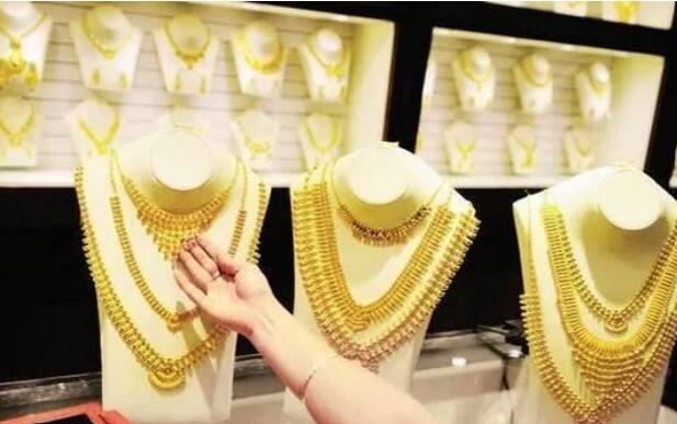 ਜੇਕਰ ਇਸ ਵਿੱਚ ਜੀਐਸਟੀ ਜੋੜਿਆ ਜਾਵੇ, ਤਾਂ ਇਸਦੀ ਕੀਮਤ 92,494 ਰੁਪਏ ਪ੍ਰਤੀ 10 ਗ੍ਰਾਮ ਹੋ ਜਾਂਦੀ ਹੈ। ਇਸ ਦੇ ਨਾਲ ਹੀ, ਜੀਐਸਟੀ ਜੋੜਨ ਤੋਂ ਬਿਨਾਂ, 22 ਗ੍ਰਾਮ ਸੋਨਾ 83,600 ਰੁਪਏ ਪ੍ਰਤੀ 10 ਗ੍ਰਾਮ ਅਤੇ 18 ਕੈਰੇਟ ਸੋਨਾ 70,500 ਰੁਪਏ ਪ੍ਰਤੀ 10 ਗ੍ਰਾਮ ਦੇ ਹਿਸਾਬ ਨਾਲ ਵੇਚਿਆ ਜਾ ਰਿਹਾ ਹੈ।