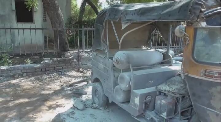 गंभीर जखमी व्यक्तीवर मलकापूर येथील खासगी रुग्णालयात उपचार सुरू आहेत. घटनास्थळी पोलिस आणि अग्निशमन दल दाखल झाले असून, अधिक तपास सुरू आहे.