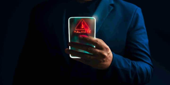 सिर्फ भरोसेमंद डेवलपर्स के ऐप्स डाउनलोड करें. ऐप इंस्टॉल करने से पहले उसके रिव्यू और परमीशन्स को ध्यान से पढ़ें. Google Play Protect को ऑन रखें ताकि संदिग्ध ऐप्स डिटेक्ट हो सकें. अगर कोई ऐप अजीब व्यवहार करे या ज्यादा बैटरी खर्च करे, तो तुरंत डिलीट करें.