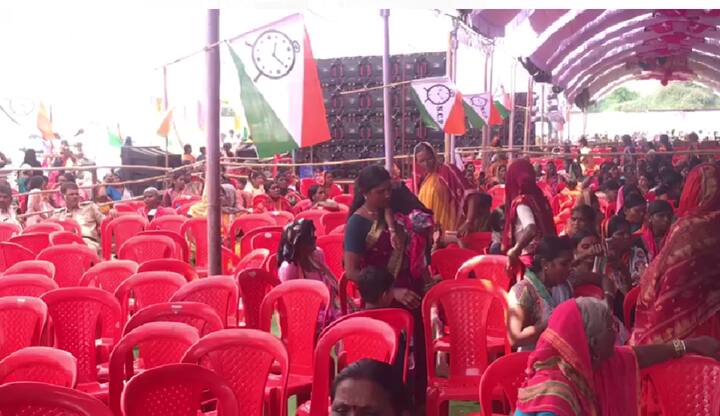 नरसी इथल्या राष्ट्रवादी काँग्रेस पक्षाचा प्रवेश सोहळा बराच वेळ रंगला होता, कार्यक्रम रटाळ झाल्याने उपमुख्यमंत्री अजित पवार यांचे भाषण सुरू असताना महिलांनी खुर्च्या सोडून बाहेरचा रस्ता धरला.