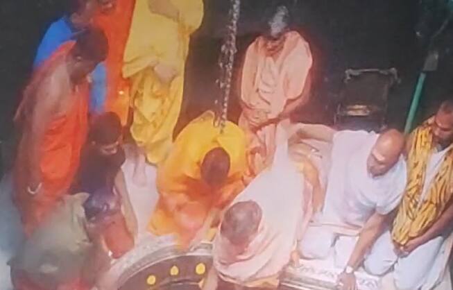 देवेंद्र फडणवीस यांनी त्रंबकेश्वर मंदिराच्या गाभाऱ्यात जाऊन दर्शन घेतले.